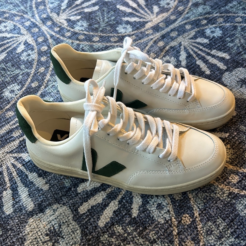 Veja V-12 Cypress Green size 39